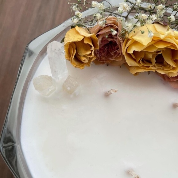 FLANNEL Candle - Soy Wax Candle - Holiday Candle - Crystal Intention Candle - Picture 4 of 6